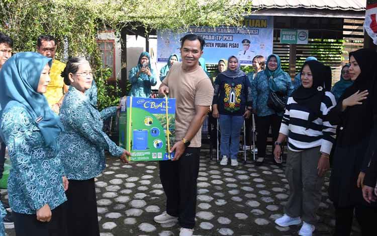 Bupati Pulang Pisau Serahkan Bantuan Ketahanan Pangan Provinsi kepada TP PKK