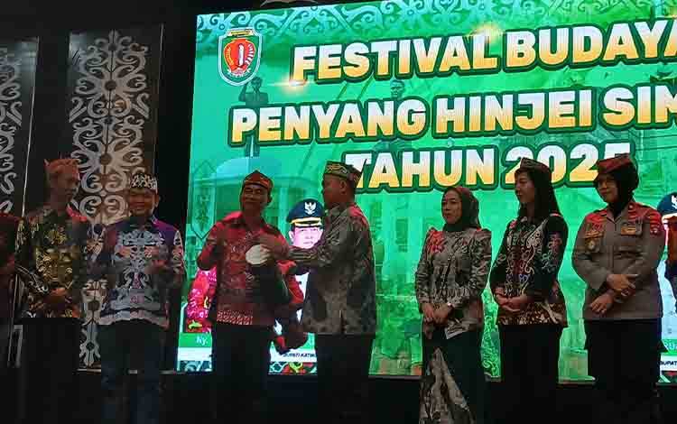 Bupati Katingan Buka Festival Budaya Penyang Hinje Simpei, Ajak Lestarikan Seni Lokal