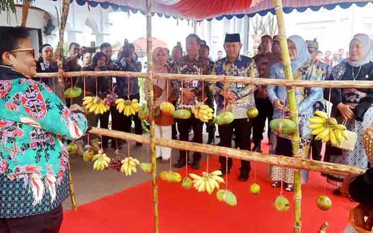 Kedatangan Wamendagri di Barito Utara Disambut Upacara Adat Dayak