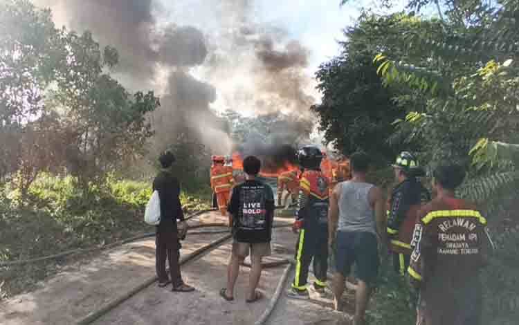 Rumah dan Mobil Terbakar di Gang Bumi Makmur Sampit