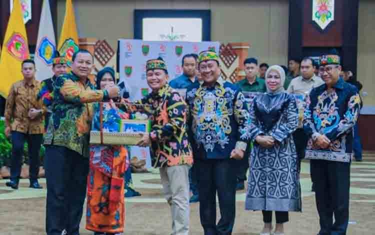 Gubernur Agustiar Apresiasi Dedikasi Undang Mugopal