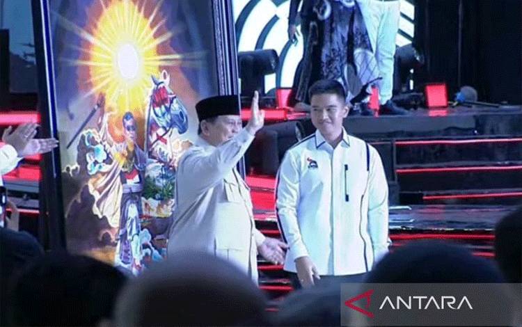 Prabowo Terima Cenderamata Lukisan Karya Lugas Syllabus di Kongres PSI