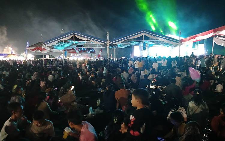 Ribuan Warga Katingan Padati Lapangan Sport Center Kasongan