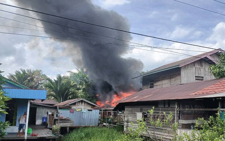 Sebuah Rumah di Desa Ramban Kotim Terbakar