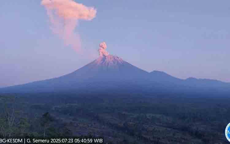 Gunung Semeru Lima Kali Erupsi dengan Tinggi Letusan Capai 1.000 Meter