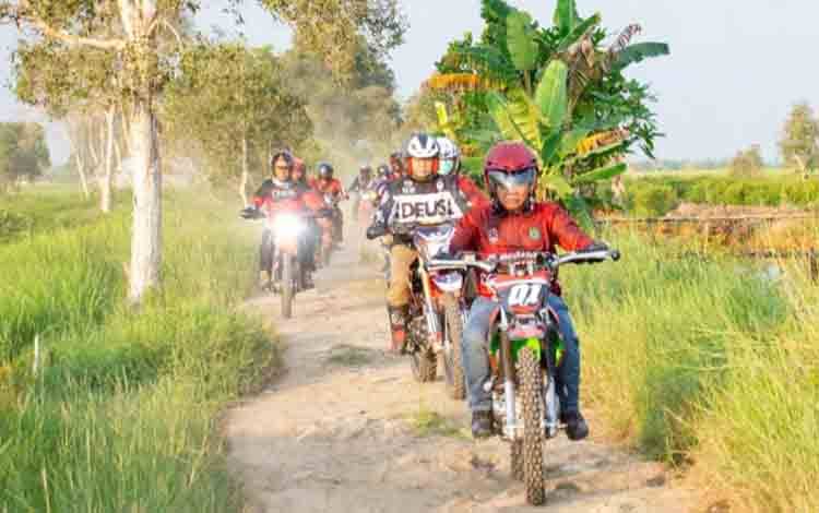 Cek Infrastrutur Jalan dengan Kendarai Trail, Bupati Kapuas Alokasikan Rp1 Miliar untuk Pembangunan Jalan Antar-desa