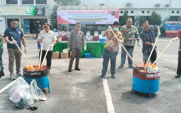 Kejari Palangka Raya Musnahkan 876 Gram Sabu dan Barang Bukti Perkara Tindak Pidana Umum Lainnya