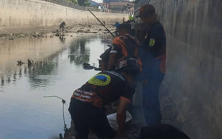 BPBD Palangka Raya Bersihkan Sampah Drainase di Jalan Sakan