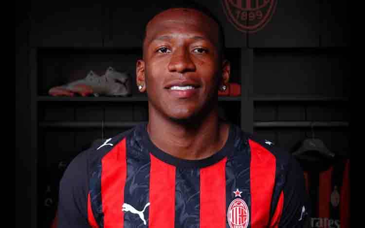 AC Milan resmi datangkan bek sayap Pervis Estupinan dari Brighton