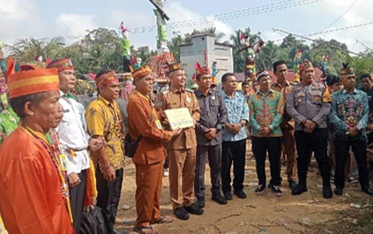 Bupati Gunung Mas Serahkan Bantuan untuk Laluh Basir di Tiwah Massal Rungan Barat