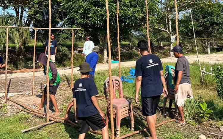 Mahasiswa KKN UGM dan Warga Bangun Rumah Maggot, Jadi Solusi Alternatif Pakan Ternak di Desa Rawa Subur