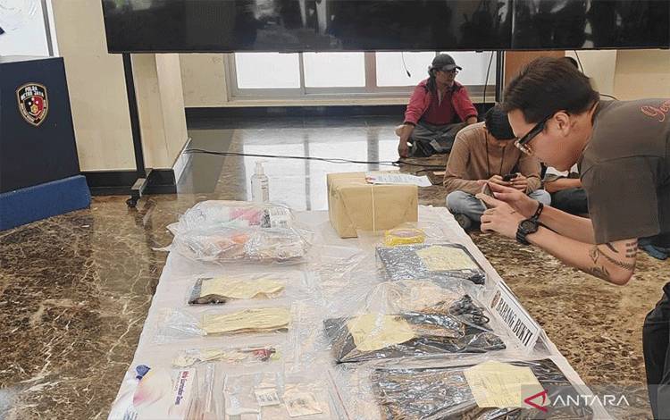 Polisi Tampilkan Barang Bukti Terkait Kematian Diplomat Kemlu