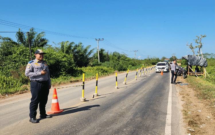Tinggi Muatan Truk Lebih 5 Meter Diminta Putar Balik atau Langsir Muatan di Jalur Alternatif Jembatan Lenggana Kotim