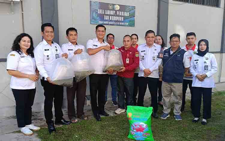 Diskanak Barito Timur Salurkan 10.000 Benih Lele dan Pakan ke Rutan Tamiang Layang