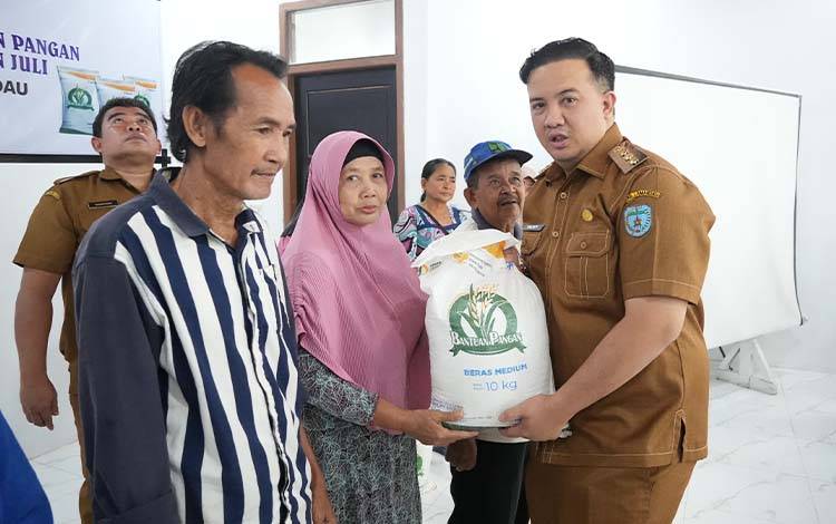 Bupati Lamandau Launching Penyaluran Bantuan Pangan 2025