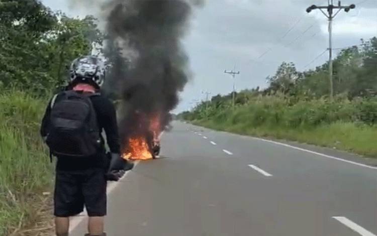 Motor Terbakar di Jalan Pemuda Pulau Petak Kapuas, diduga Akibat Tengki Bensin Bocor