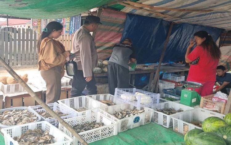 Polsek Kapuas Hulu Patroli Akhir Pekan, Ajak Pedagang Kaki Lima Jaga Ketertiban