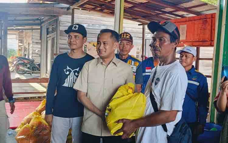Wali Kota Palangka Raya Kunjungi Warga Terdampak Kebakaran Gang Mandau, Salurkan Bantuan