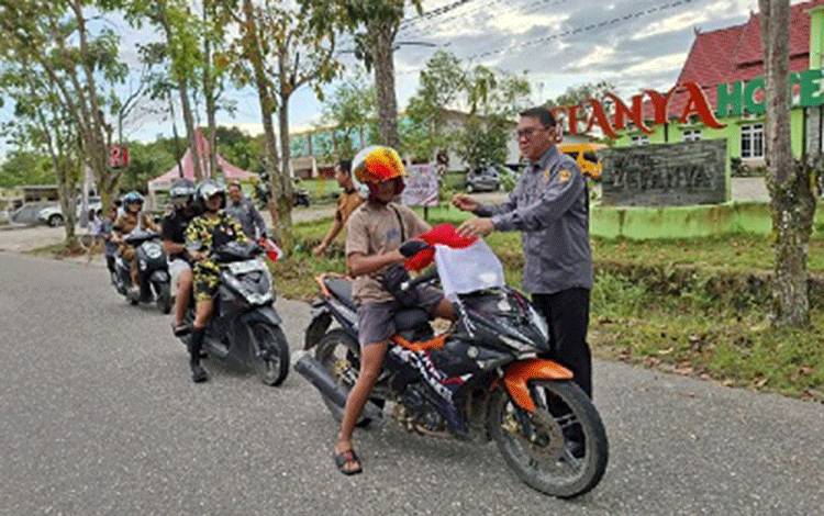 Pemkab Gunung Mas Bagikan Ratusan Bendera Merah Putih kepada Warga