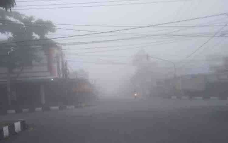 Kabut Tebal Mulai Selimuti Kuala Kapuas di Pagi Hari, Pengendara Mesti Ekstra Hati-Hati