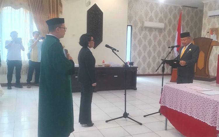 Lantik Pj Sekda, Bupati Barito Selatan Sebut Jabatan Sekretaris Daerah Punya Peran Strategis Dalam Penyelenggaraan Pemerintahan