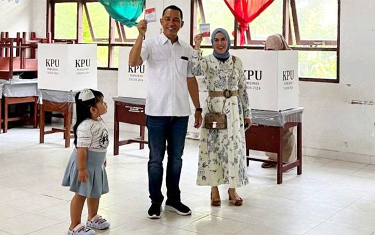 Calon Bupati Jimmy Carter dan Wakilnya Inriaty Karawaheni Gunakan Hak Pilih di TPS Muara Teweh