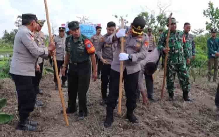 Tingkatkan Ketahanan Pangan, Polres Kapuas Tanam Jagung di Ponpes Babussalam
