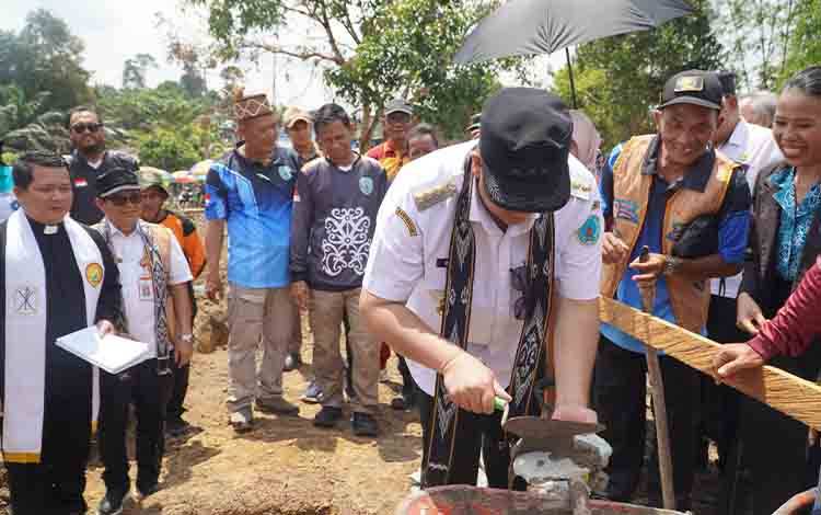 Bupati Lamandau Lakukan Peletakan Batu Pertama Pembangunan Gereja GKE Maranatha