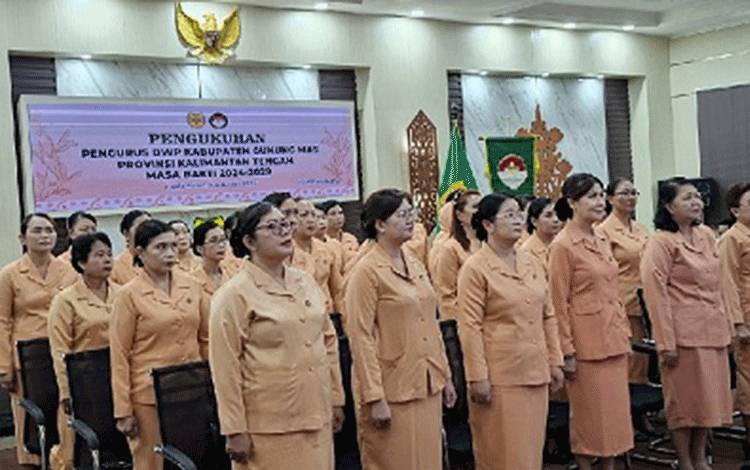 Susie Andrianie Richard Dikukuhkan Jadi Ketua DWP Gumas Masa Bakti 2024-2029