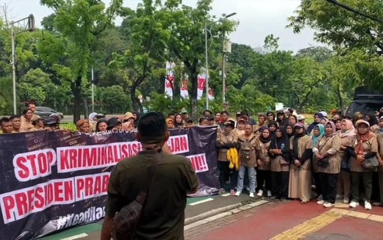 Massa Desak Mahkamah Agung Bebaskan Ngarijan Salim