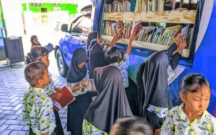 Mobil Perpustakaan Keliling DISPURSIP Seruyan Sapa Siswa SDN 3 Kuala Pembuang 2