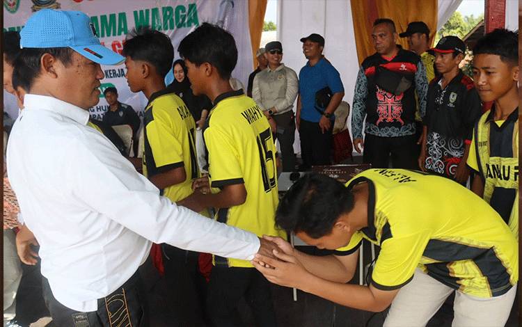 Bupati Seruyan Lepas Keberangkatan Tim Sepak Bola Soeratin Cup U-15