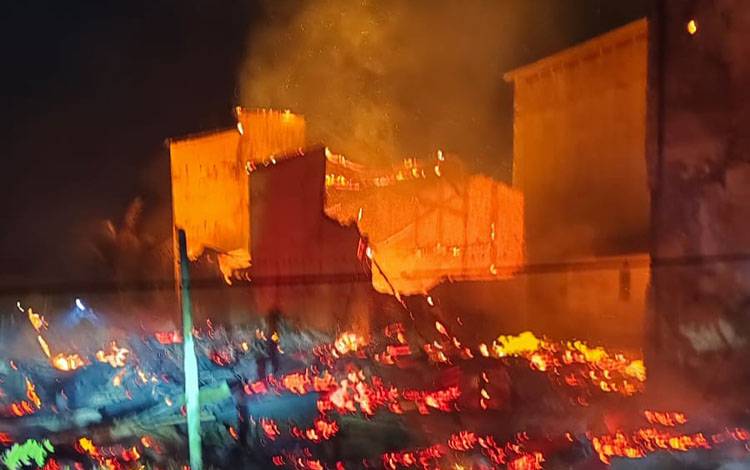 Dua Rumah dan Tujuh Bangunan Sarang Walet Terbakar di Mendawai Katingan