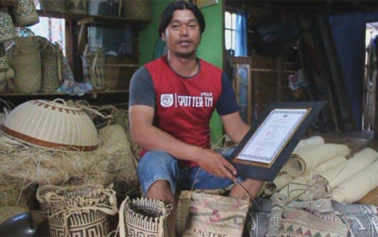 Menilik Kerajinan Rotan di Pulau Telo Kapuas Tembus Pasar Nasional