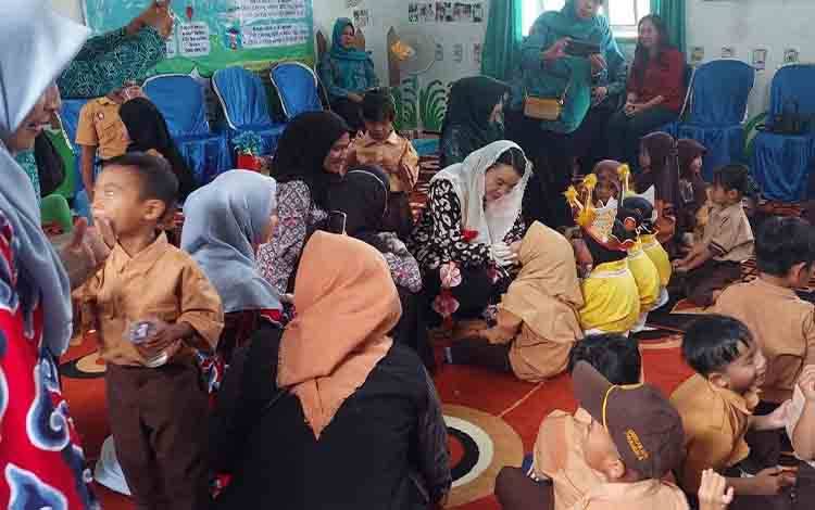 Ketua TP PKK Seruyan Kunjungi Desa Pembuang Hulu 2