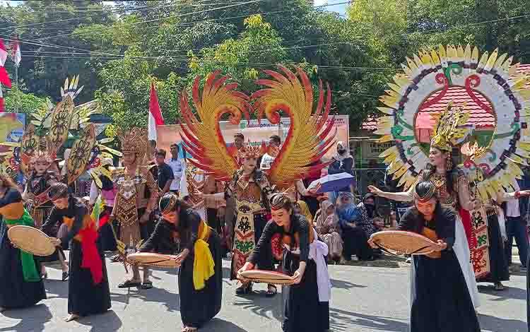 Pawai Budaya Handep Hapakat Tampilkan Keragaman Budaya Nusantara