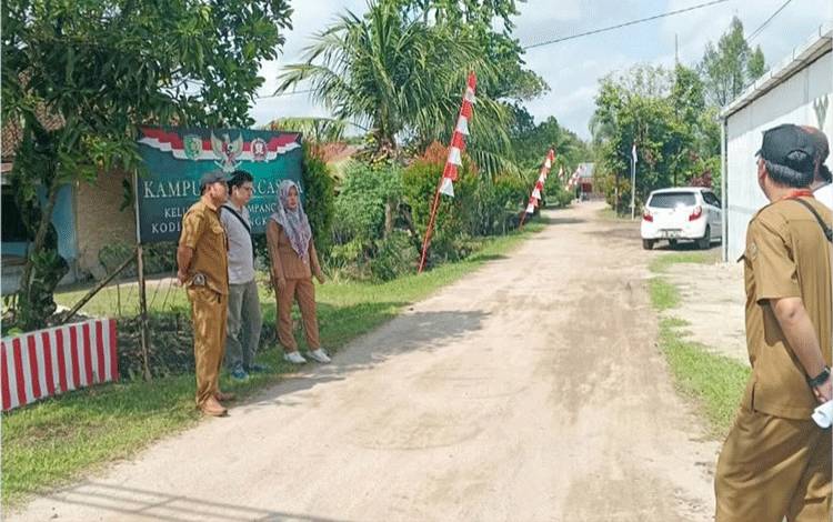 Kelurahan Kalampangan Dampingi Disperkimtan Kalteng dalam Program Pengecoran Jalan Erlangga