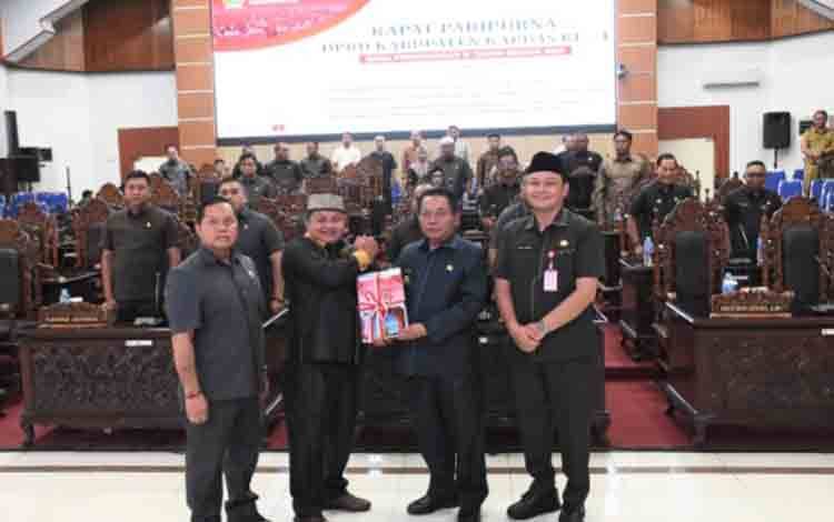 Bahas RPJMD dan Raperda Pajak, Bupati Kapuas Hadiri Rapat Paripurna DPRD