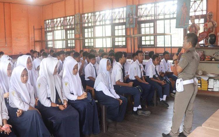 Satpol PP Seruyan Gelar Penyuluhan di SMP Negeri 1 Seruyan Hilir Timur