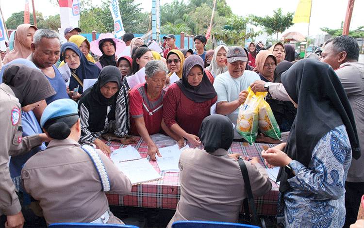 Warga Serbu Pasar Pangan Murah Polres Lamandau, Beras Ludes dalam Hitungan Jam