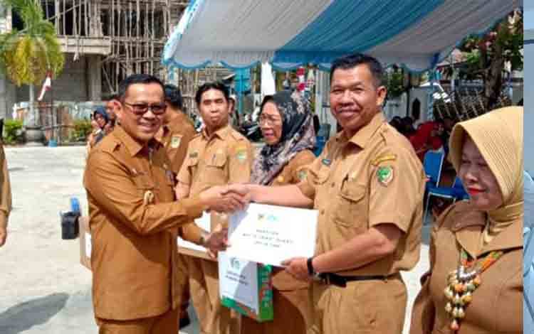 Pj Bupati Barito Utara Serahkan Bantuan Peralatan Pendidikan untuk PAUD, SD dan SMP