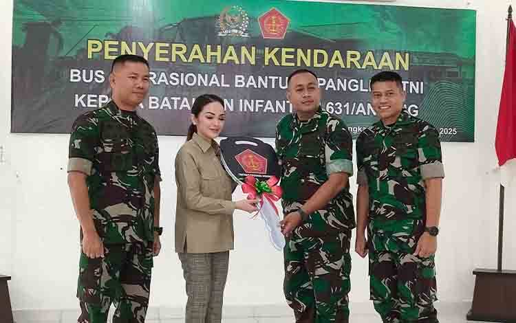Anggota Komisi I DPR RI Serahkan Bantuan Bus Operasional untuk Yonif 631/Antang