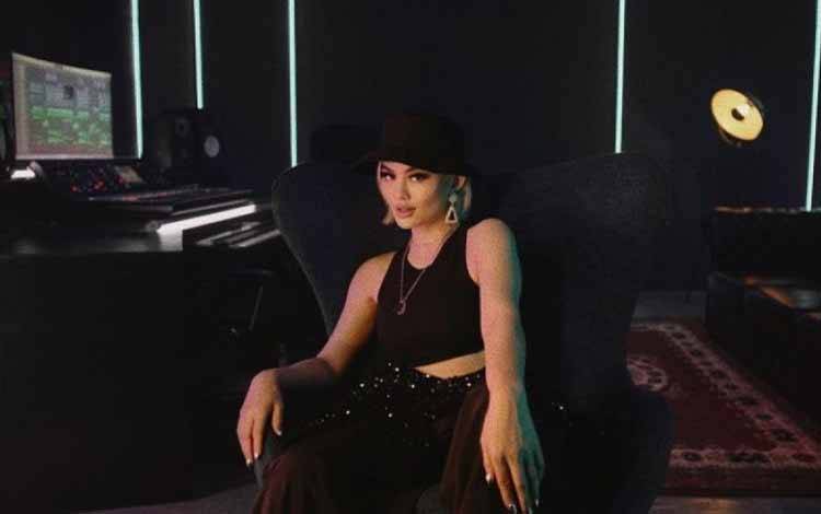 Agnez Mo Konfirmasi Kabar Bintangi Film "C.L.A.Y." Bareng Nicolas Cage