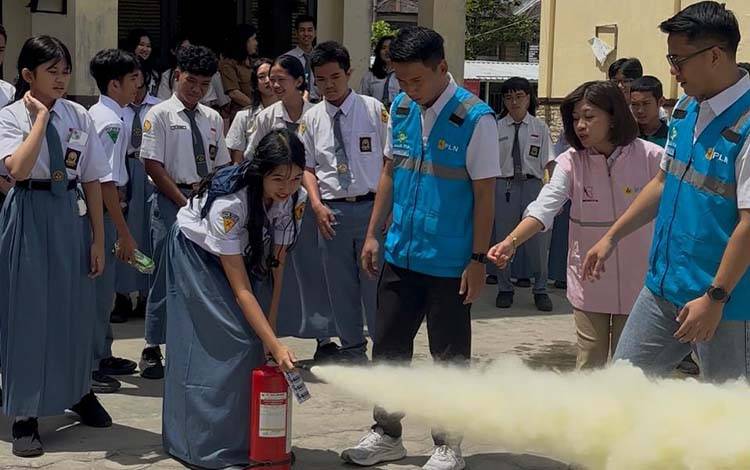 PLN Tanamkan Budaya Tanggap Darurat Kebakaran di SMAN 2 Palangka Raya
