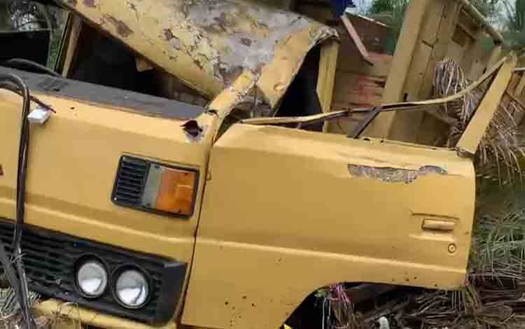 Truk Tabrak Pohon di Pekarangan Warga Basarang, Sopir Diduga Mengantuk