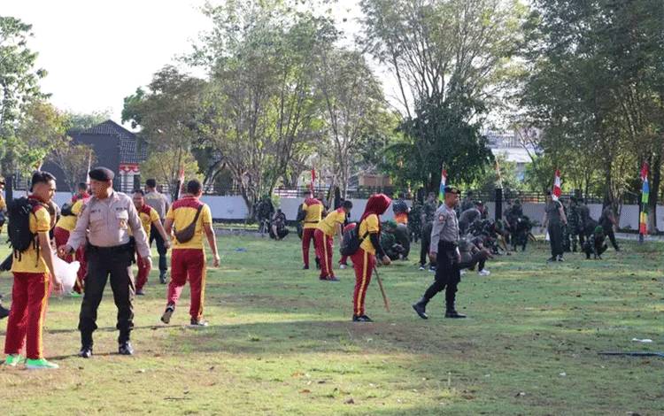 Sinergi nan Harmonis, TNI-Polri Bersihkan Stadion Panunjung Tarung Kapuas Jelang HUT ke-80 RI