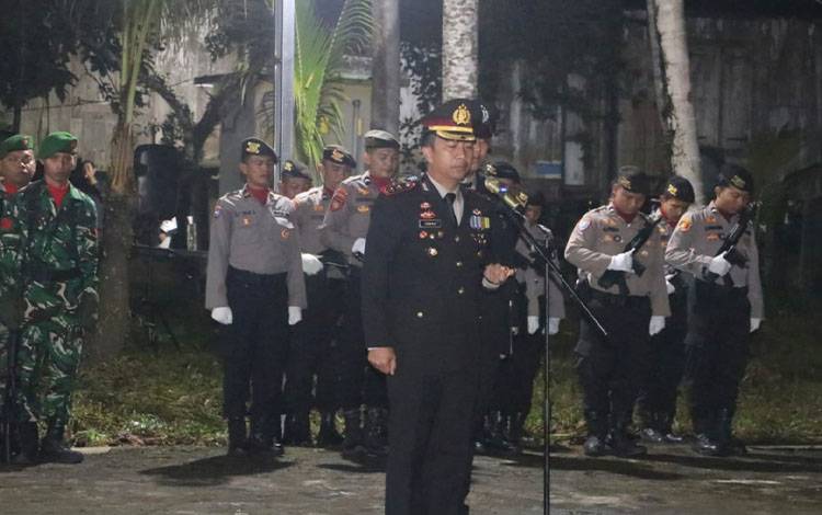 Kapolres Pulang Pisau Pimpin Apel Kehormatan dan Renungan Suci di Makam Pahlawan H.M. Sanusi
