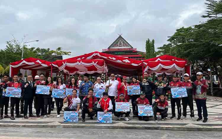 Gubernur Serahkan Bonus Rp1,275 Miliar untuk Atlet PON Kalteng