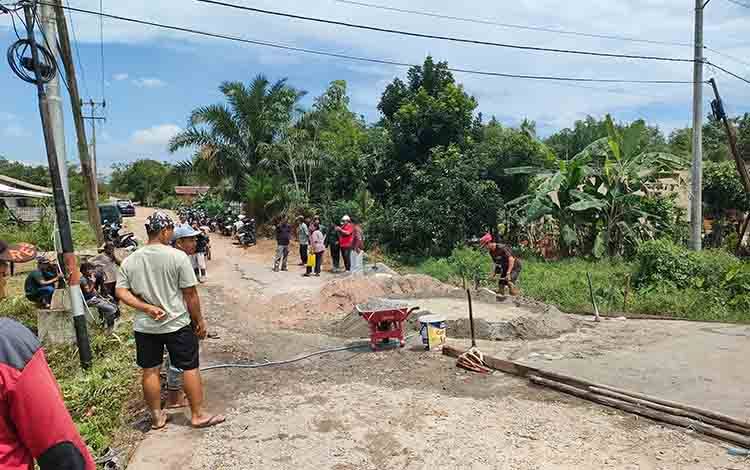 Semarakkan HUT ke-80 RI, Warga Kereng Bangkirai Gotong Royong Perbaiki Jalan
