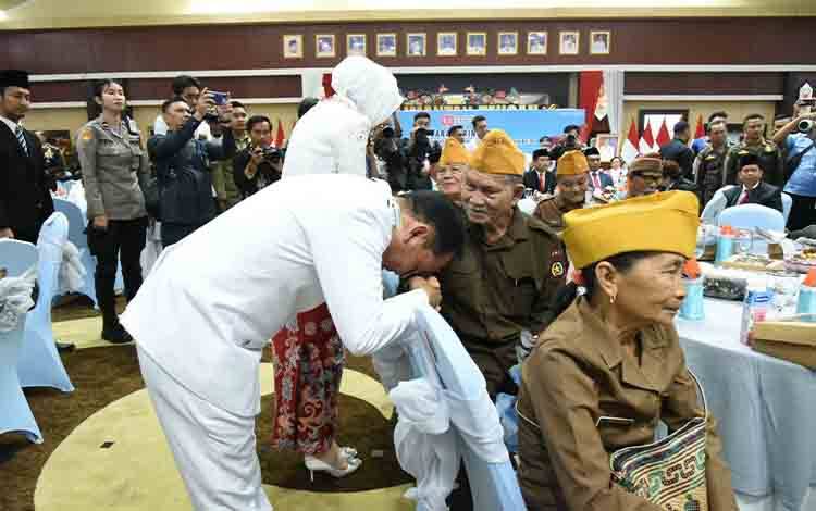 Peringatan HUT RI ke-80, Gubernur Kalteng Sampaikan Penghargaan Veteran dan Pejuang